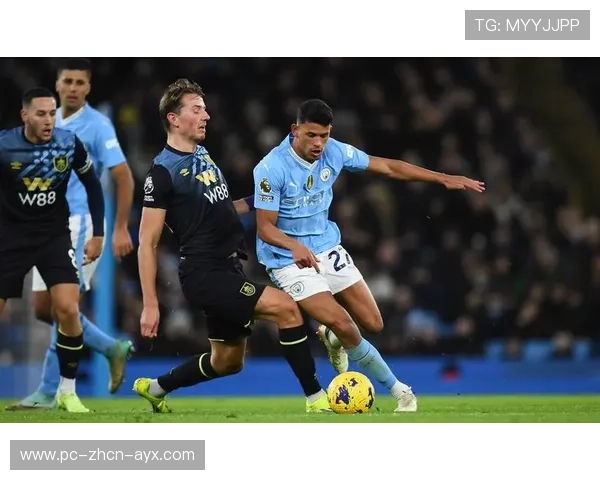 伯恩利训练课上福斯特背身衔接动作越来越稳